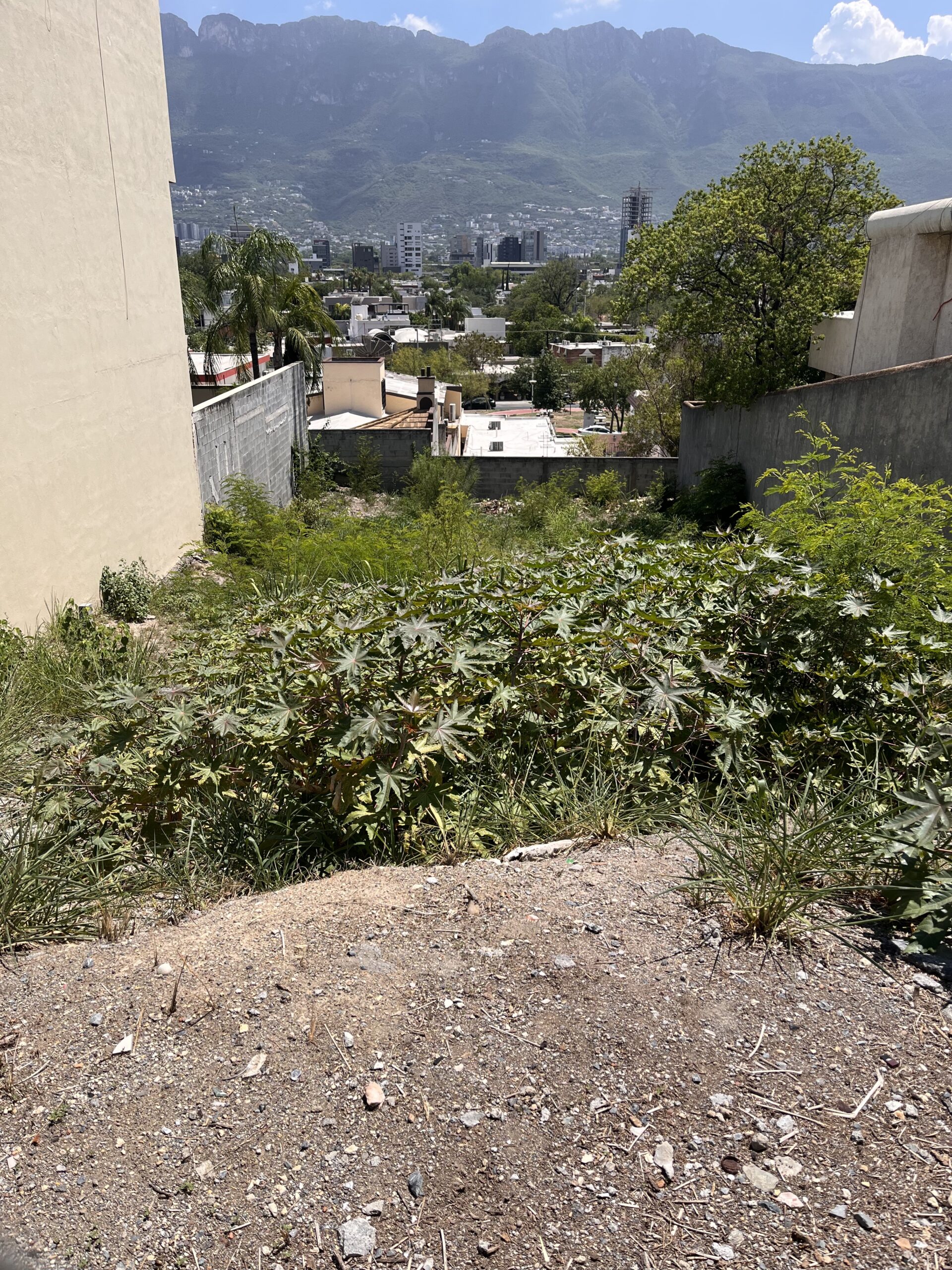 Terreno a la Venta. San Pedro - Fuentes del Valle - Construccion